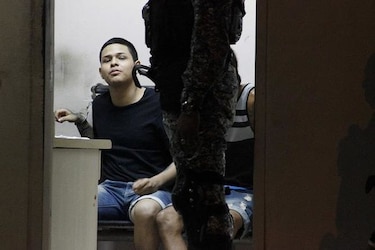 Medida cautelar de notificación y prohibición de salida del país a 'El Tachi', por posesión de arma