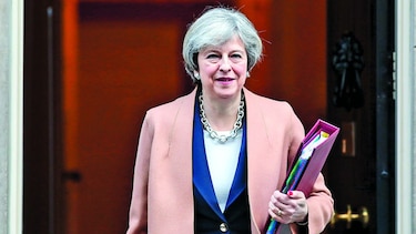 May firma carta del ‘brexit’ y Escocia aprueba consulta