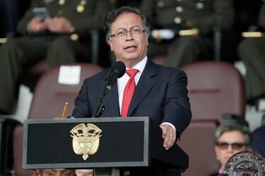 ELN crítica la ‘paz total’ de Petro y que lo igualen con las bandas criminales