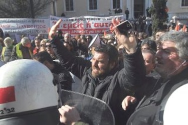 Agricultores bloquean Grecia