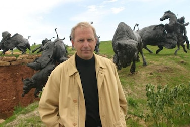 Tribunal escucha apelación a fallo que favoreció Kevin Costner