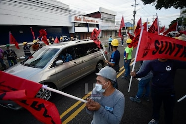 Obreros protestan contra el alto costo de la canasta básica