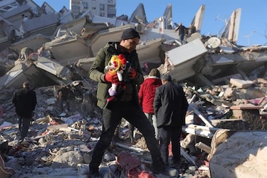 Suben a más de 12 mil los muertos por los terremotos en Turquía y Siria