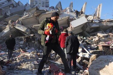 Suben a más de 12 mil los muertos por los terremotos en Turquía y Siria