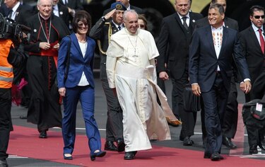 Papa Francisco llega a Quito en su segundo viaje a Sudámerica