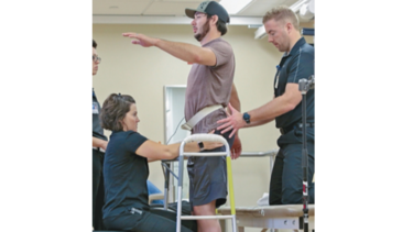 Parapléjico consigue caminar bajo estimulación