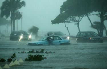 Lluvias por el paso de la tormenta tropical Earl provocan inundaciones en San Juan