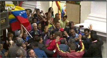 Video: Grupos de chavistas  irrumpen en el parlamento venezolano y con golpes interrumpen a diputados