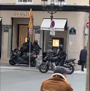 Roban en pleno día una joyería de lujo en París
