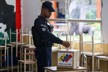 Opositores venezolanos cuestionan que la participación en comicios haya sido del 42.6%