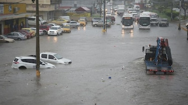 Se inundan varios sectores de la capital tras fuerte aguacero