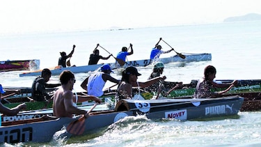 Cayucos dominan las olas de Veracruz
