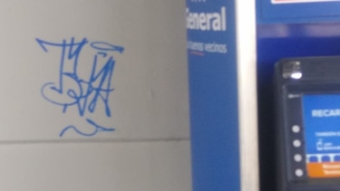 Deberá pagar entre $301 y $700 por rayar pared en estación del Metro