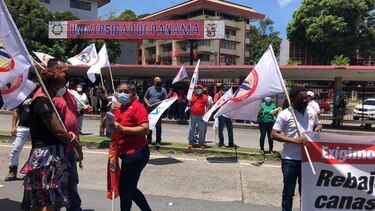 Enfrentamiento entre manifestantes y la policía antidisturbios en la Universidad de Panamá; reabren la vía Transístmica 