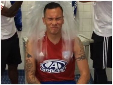 Blas Pérez se suma a campaña y recibe baño de agua fría