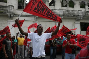 Suntracs protesta frente a la Asamblea Nacional