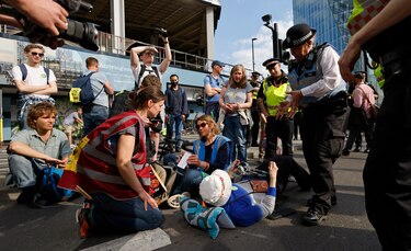 Ecologistas de Extinction Rebellion bloquean cuatro puentes en Londres