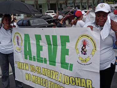Docentes marchan hacia la Defensoría, que pide un pronto retorno a clases