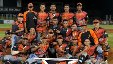 Los Santos toma la delantera en la serie final del béisbol juvenil