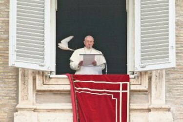 Francisco reza por cristianos