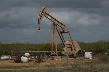 Petróleo WTI se dispara 22% al cierre a $15.06 el barril en Nueva York
