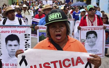 México, padres de estudiantes desaparecidos recorren escenas del crimen