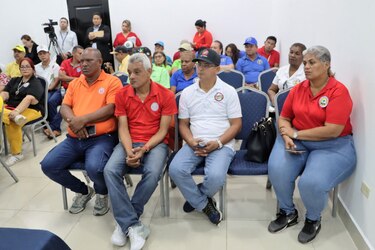 ‘Ministro que no escucha al docente, ministro que se cae’: gremios protestan en el Meduca