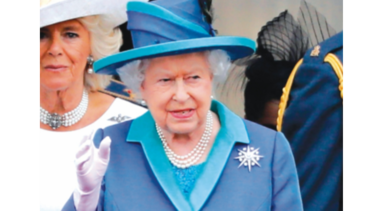 La reina  Isabel II convoca una reunión familiar tras la crisis