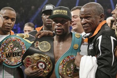 Una joyería demanda a Mayweather por un collar de diamantes