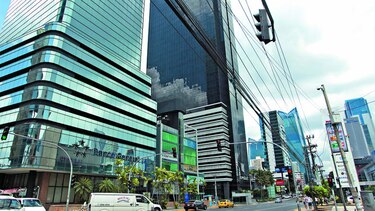 Fitch revisa notas de bancos panameños