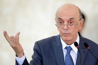 Canciller de Brasil, José Serra, presenta su renuncia por problemas de salud