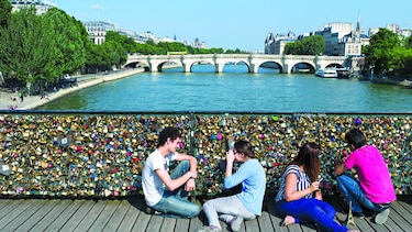 Puja por los ‘candados del amor’ de París