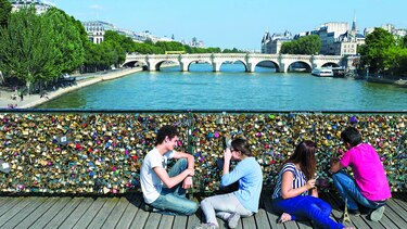 Puja por los ‘candados del amor’ de París