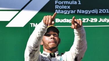 Hamilton gana en Hungría y saca 24 puntos a Vettel