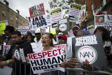 Miles de personas se manifiestan contra la brutalidad policial en Nueva York