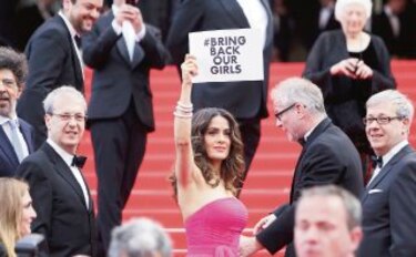 Hayek destaca con vestido y mensaje en Cannes