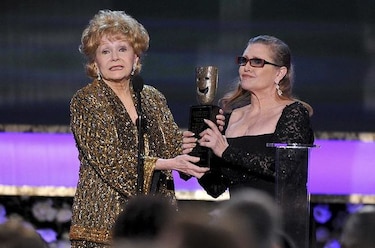 Certificado de defunción de Debbie Reynolds confirma derrame
