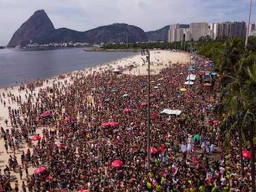 El Carnaval de Brasil vuelve a las calles de Recife al compás de su gallo gigante