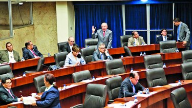 Legislativo podría sesionar los viernes debido a retrasos