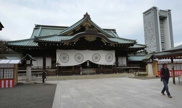 La ministra de defensa japonesa visita el polémico santuario de Yasukuni