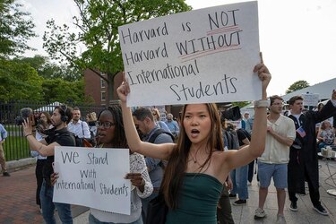 Por qué el gobierno de Trump quiere revocar ‘agresivamente’ las visas de los estudiantes chinos