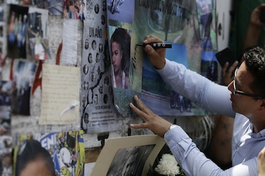 México conmemora a las víctimas en aniversario de terremotos