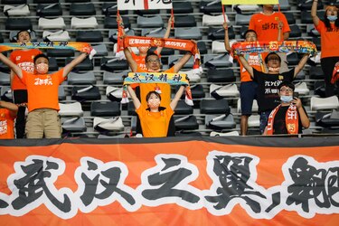 Entre lágrimas de emoción, aficionados del Wuhan vuelven a ver a su equipo en vivo