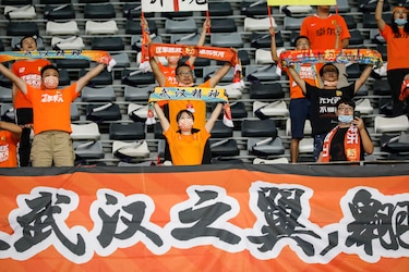 Entre lágrimas de emoción, aficionados del Wuhan vuelven a ver a su equipo en vivo