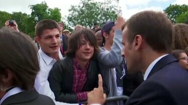 En video viral, el presidente Emmanuel Macron regaña a adolescente