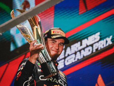 Checo Pérez gana en Singapur por delante de Leclerc y de Sainz