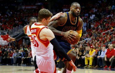 Cavaliers doblegan a Hawks con un LeBron James imparable