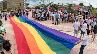 Corte tica ordena derogar prohibición de matrimonio gay