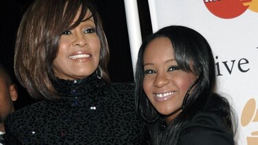 Bobby Brown dice que su hija Bobbi Kristina está despierta