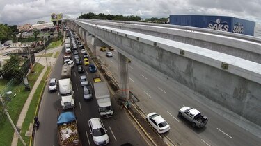 Cierre total de la vía Domingo Díaz por montaje de pasarela de la estación de Pedregal/Las Acacias